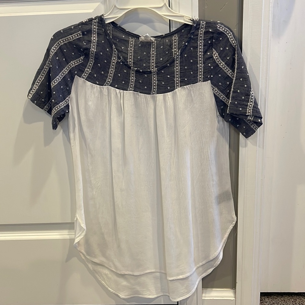 5/$25 Women’s cream and blue embroidered flowy top